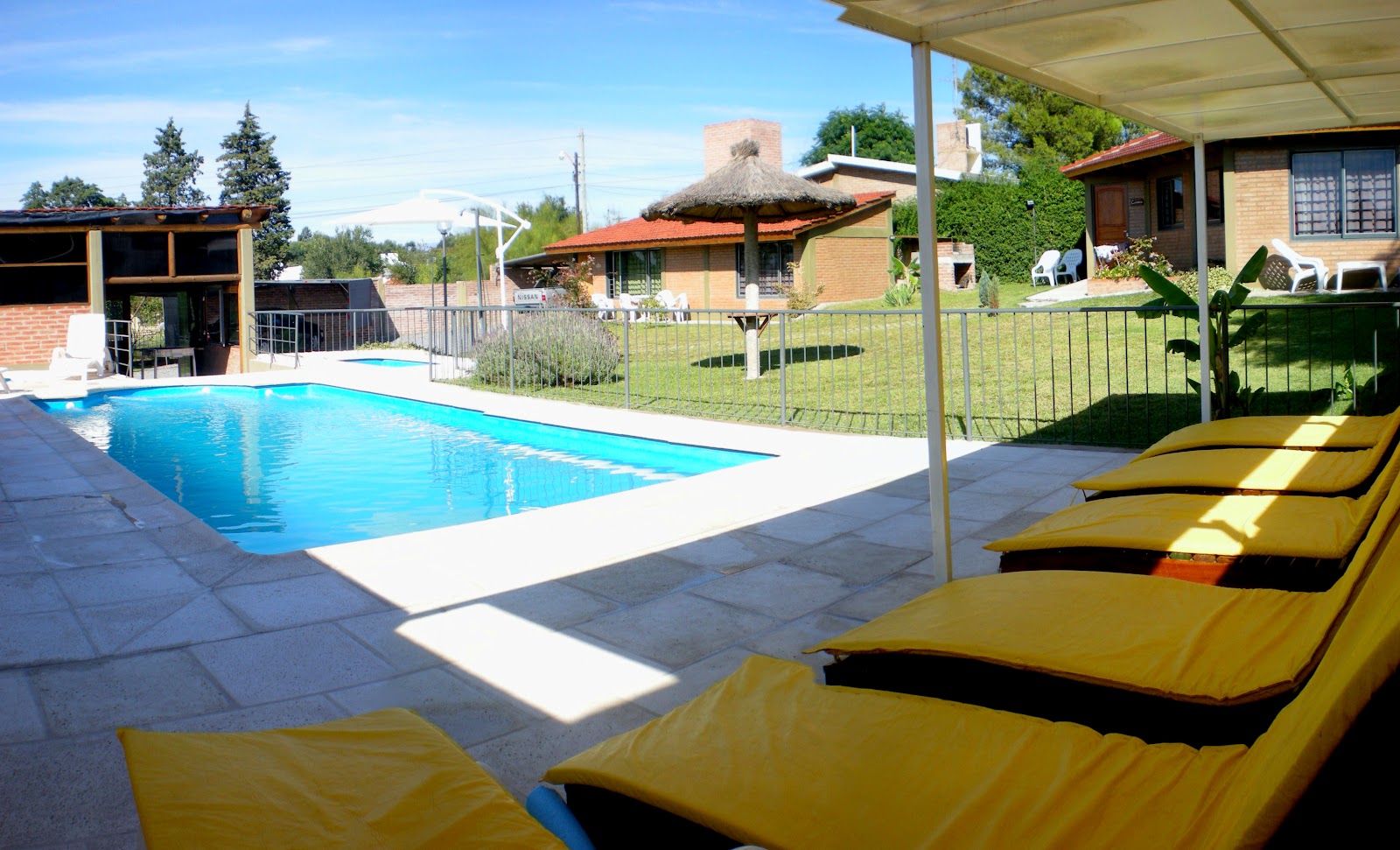 Pileta y espacios al aire libre del Complejo Sol Cabañas